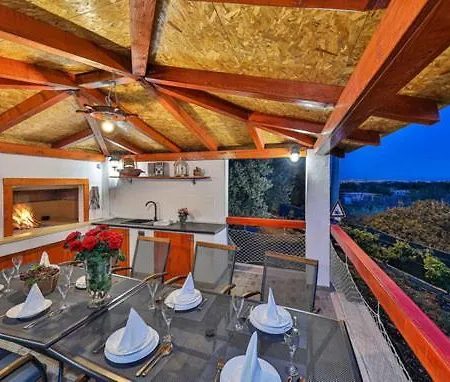Leona Villa Kastela