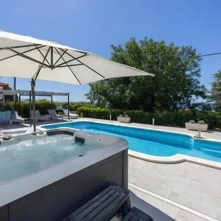 Leona Villa Kaštela