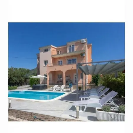 Leona Villa Kaštela