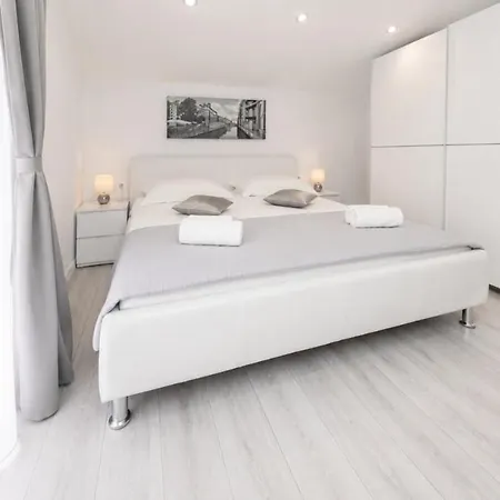 Leona Villa *